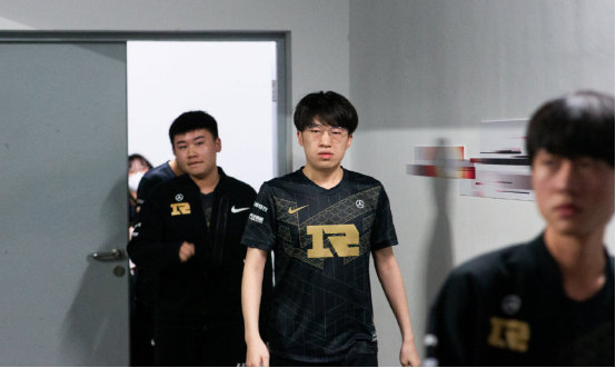 他会在场上 他会在场上